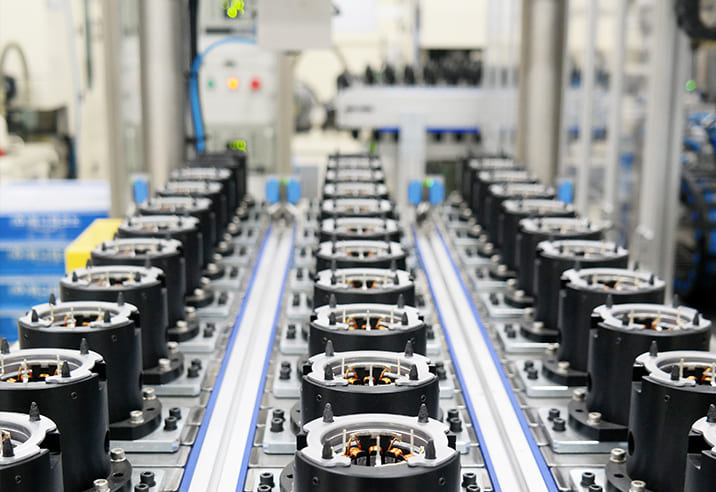 SNT모티브 모터 사업은 파워트레인 파트, 전동식 조항장치 파트, 편의용 모터 파트로 나누어집니다. 세계 시장에서의 다양한 경험들을 바탕으로 하이브리드, 전기차의 핵심부품인 친환경 모터 등을 공급하고 있습니다.